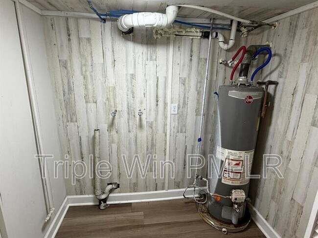 Building Photo - 8010 Westwood Ave