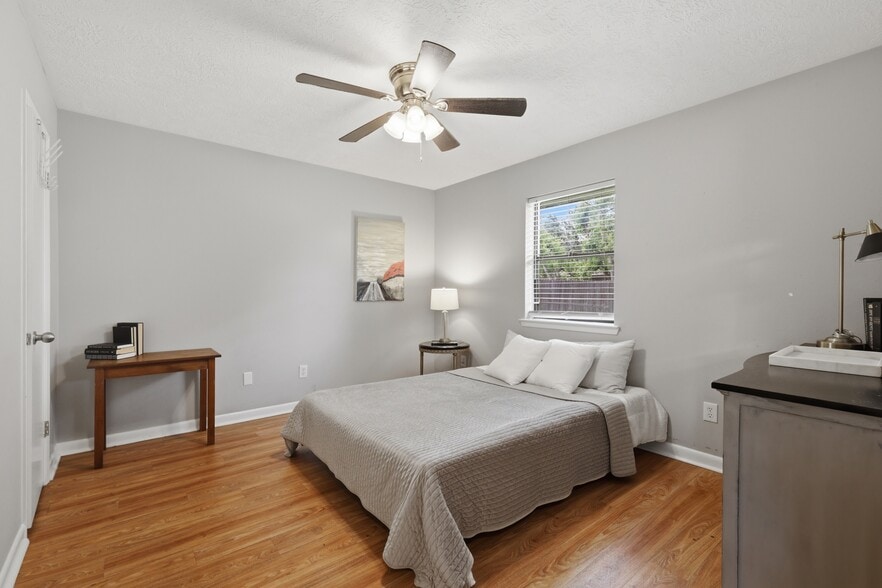 Building Photo - 3821 Brighton Dr