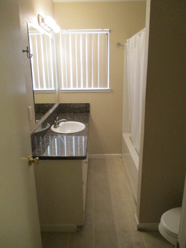 Building Photo - NICE DUPLEX IN CARMICHAEL!!