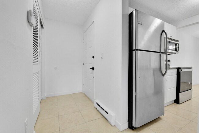 Building Photo - $1,895 - 2 Bed 2 Bath Condo in Aurora with...