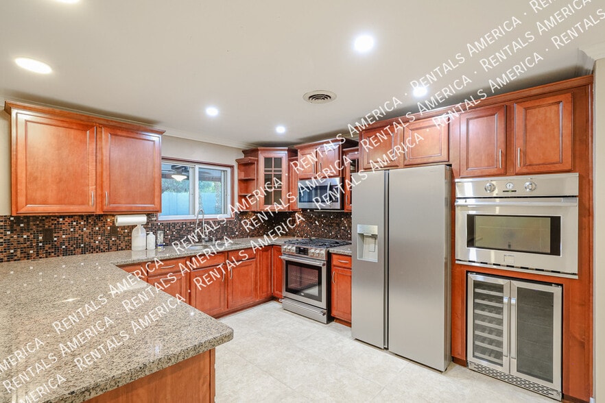 Building Photo - 1424 N Gene Ave