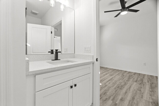 Building Photo - 529 Knapp St