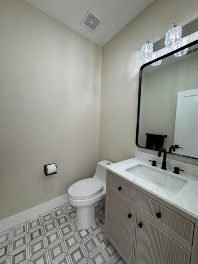Building Photo - 4 Bedroom fully renovated Townhome in the Main Village of Celebration