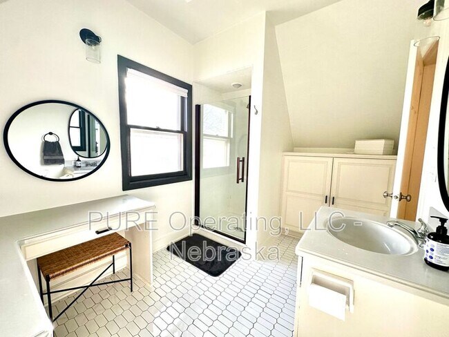 Building Photo - 4928 Happy Hollow Blvd