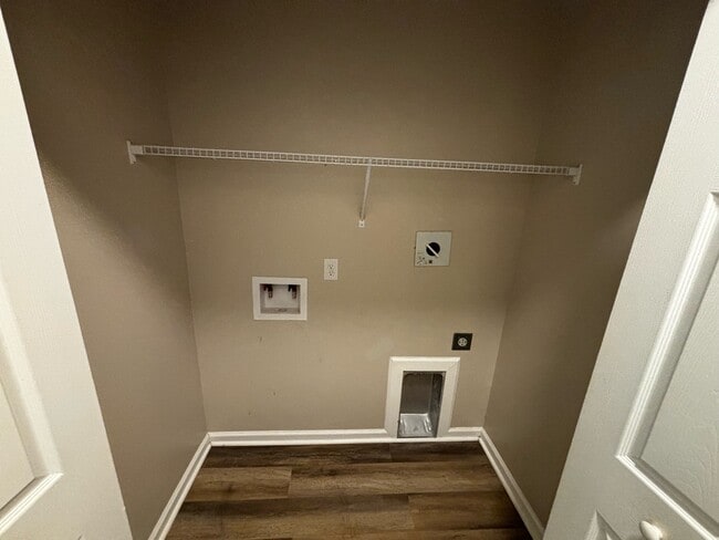 Building Photo - 715 Truman St