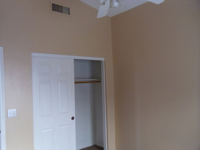 Building Photo - 3 bed 2 bath single level house in core Ch...