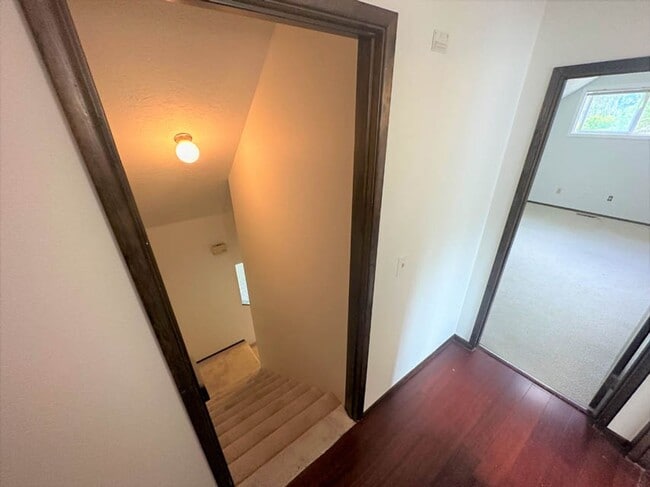 Building Photo - Cute home on Quiet Street 4bed/2bath