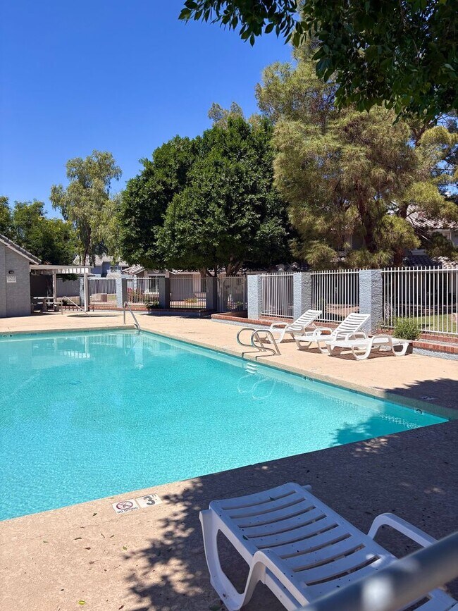 Building Photo - **WONDERFUL & SPACIOUS 3 BEDROOM/2.5 BATHROOM TOWNHOUSE IN CHANDLER (RAY & MCQUEEN)**