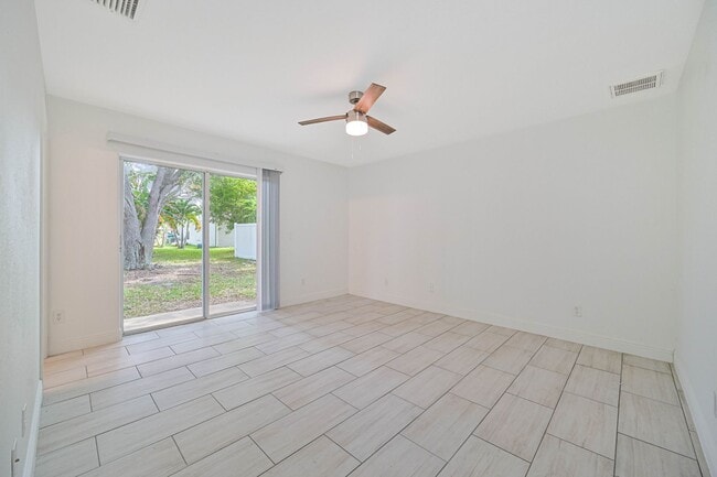 Building Photo - ** Rarely Available  ~ 3/2 Duplex W/ 2 Car Garage ~ Updated **