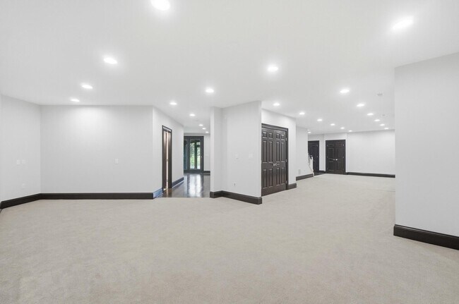 Building Photo - 678 Canterbury Dr