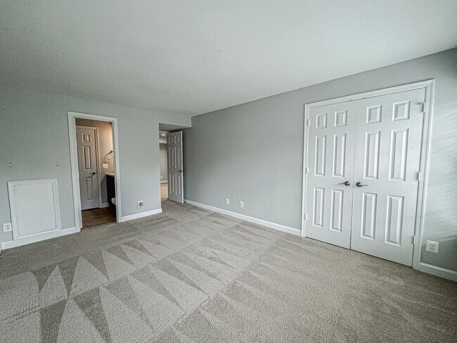 Building Photo - Fantastic 2 Bed 2.5 Bath Condo With A Spac...