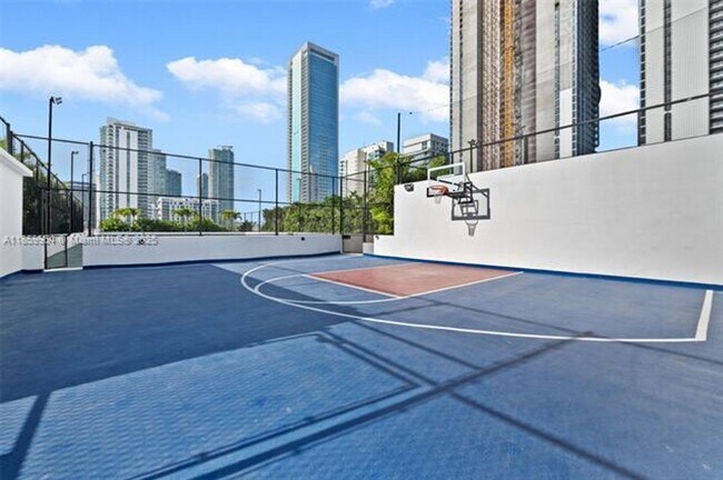 Building Photo - 700 NE 24th St