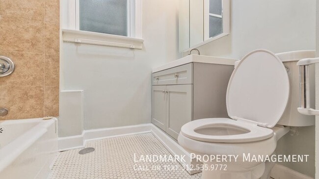 Building Photo - 2132 W Haddon-Unit 2