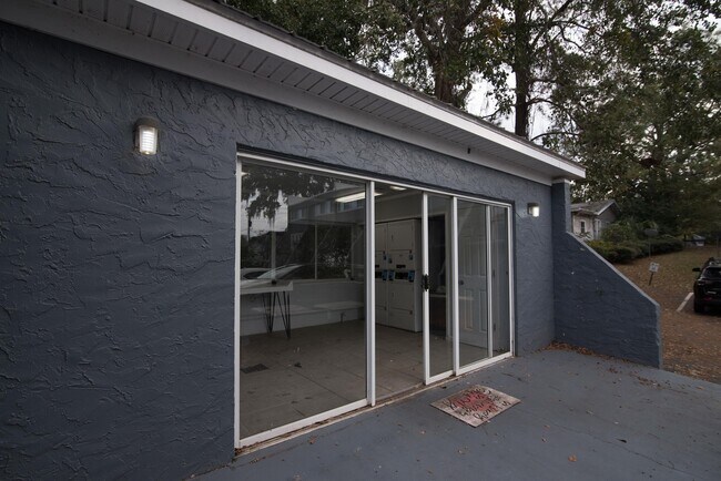 Building Photo - 830 E Park Ave