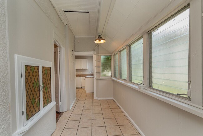 Building Photo - $1500 - 3 bed/1 bath house in Central Aven...