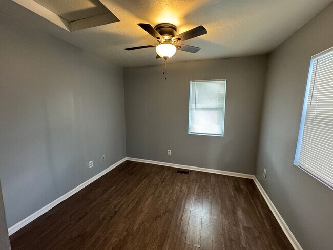 Building Photo - Near Southeast 3 Bedroom 1 Bath
