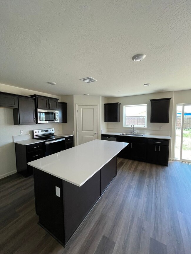Building Photo - Beautiful New Home – Ready for Immediate M...