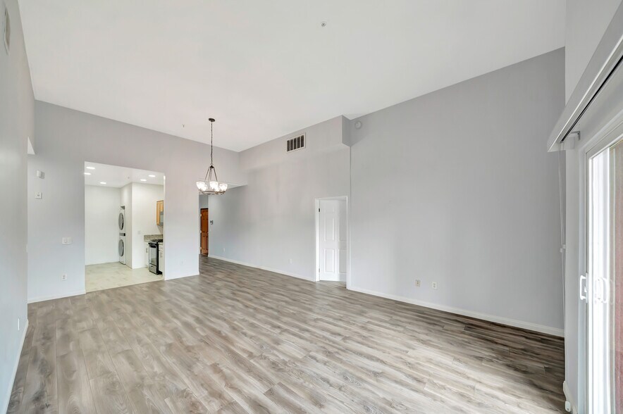 Building Photo - 11124 Burbank Blvd