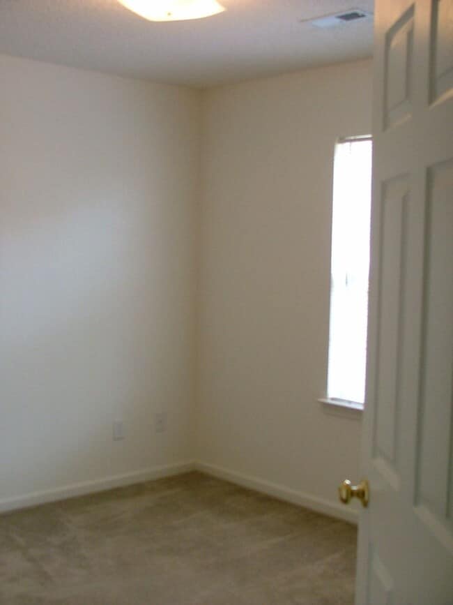 Building Photo - 141 Springwood Ln