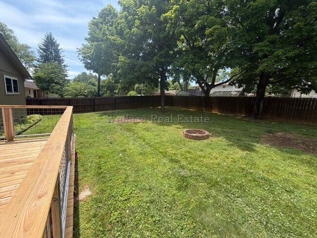 Building Photo - ALL ONE LEVEL IN WEST KNOXVILLE!  OVER 2,400 SQUARE FEET!!!