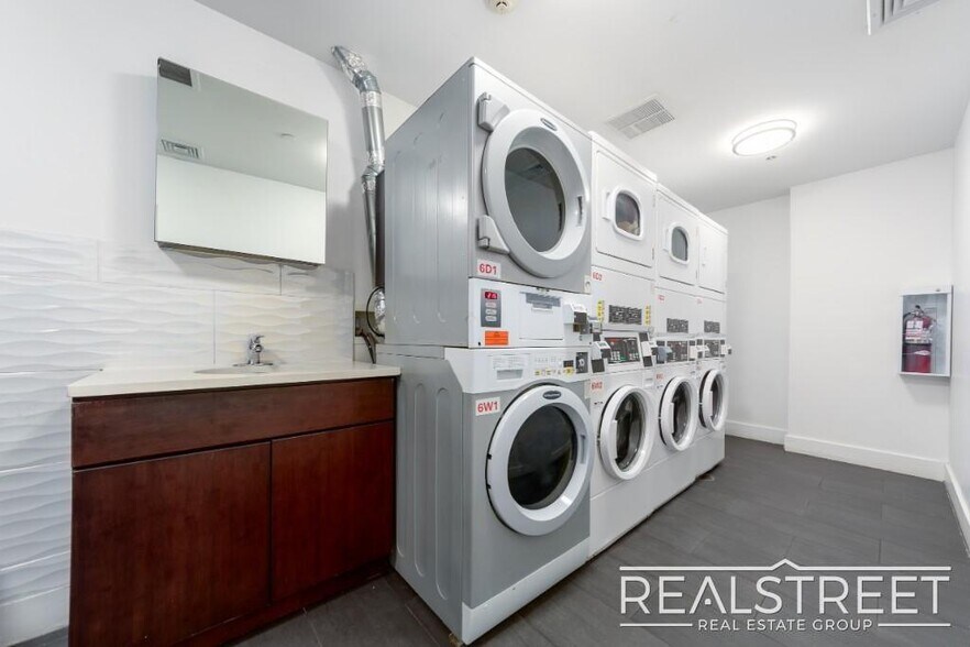 Building Photo - LUXURY 1 BED LOFT in Queens!