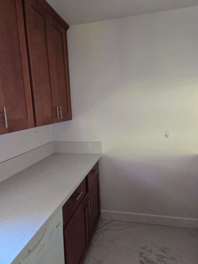 Building Photo - Spacious 3-bed, 2-bath condo is located in the heart of UTC, right on the UCSD bus line! It featu...