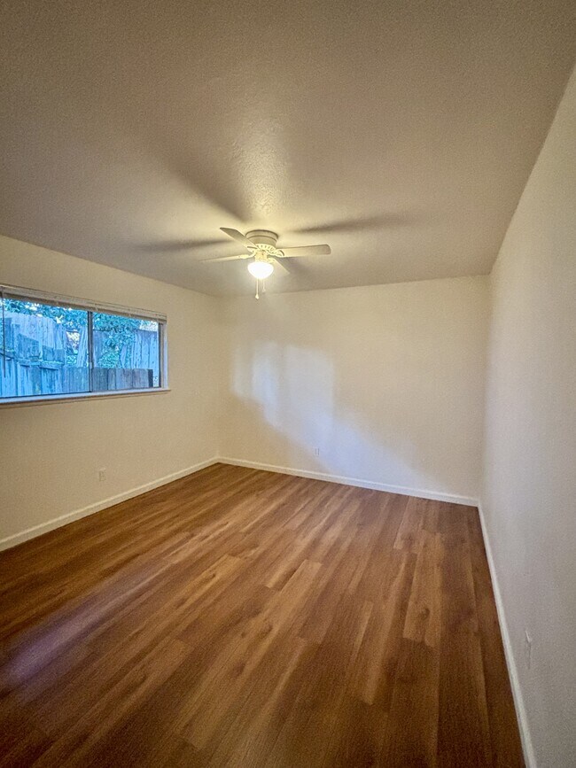 Building Photo - 297 Cornwall Ave