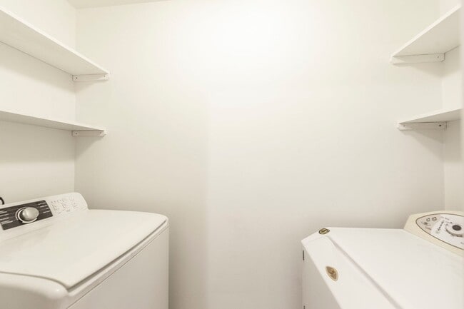 Building Photo - Charming Townhome