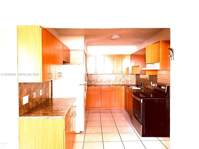 Building Photo - 1600 NW 13th Ct