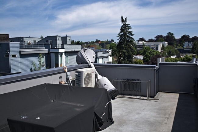Building Photo - Fremont Townhome