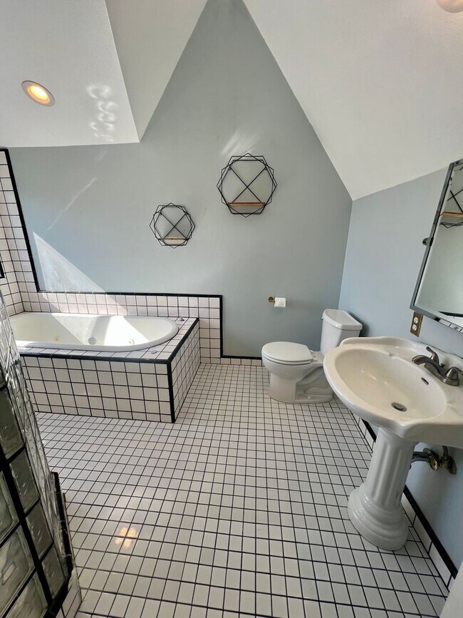 Building Photo - 4 Bedroom, 3.5 Bathroom Home - Located nea...