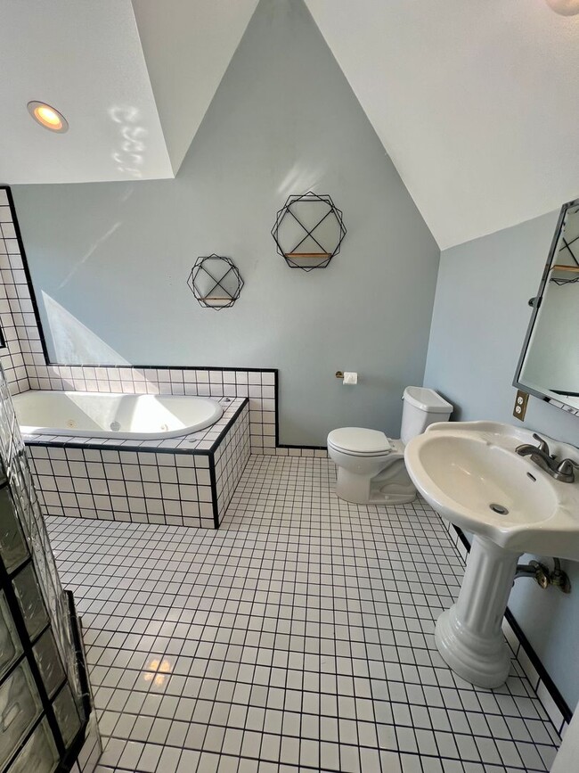 Building Photo - 4 Bedroom, 3.5 Bathroom Home - Located near Sky Lakes and Oregon Tech!