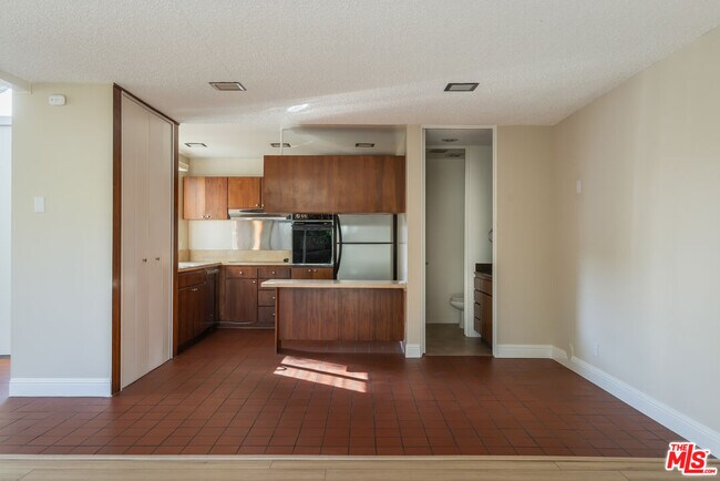 Building Photo - 4173 Del Mar Ave