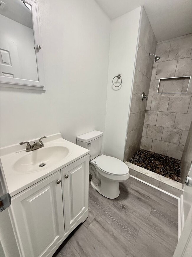 Building Photo - 3BD/2BA Home minutes from Dam Neck/Oceana ...