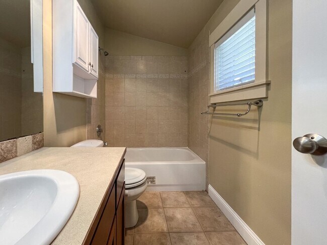 Building Photo - 2Bd/3Ba Seattle Townhouse