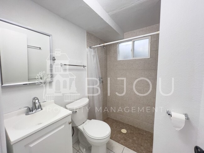 Building Photo - Lovely Four Bedroom