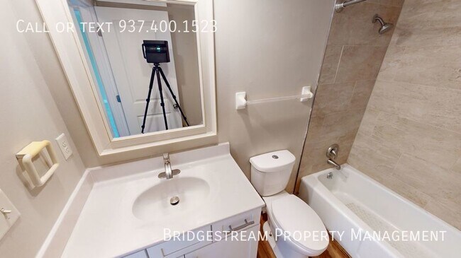 Building Photo - Beautiful ground level 2 bedroom, 2 full b...