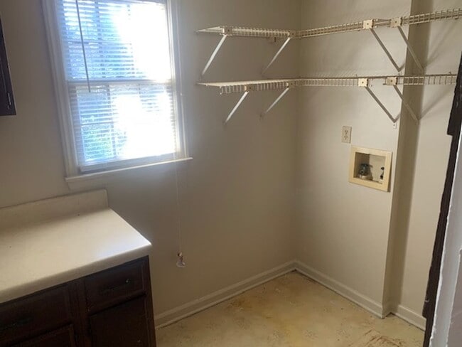 Building Photo - Charming Two Bedroom House in Enderly Park!