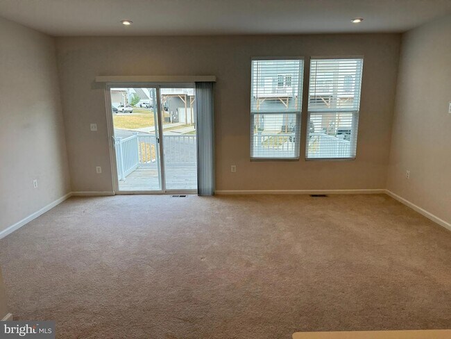 Building Photo - 147 Presidents Pointe Ave