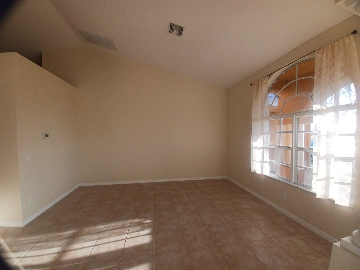 Building Photo - Gorgeous 4/2 wont last long