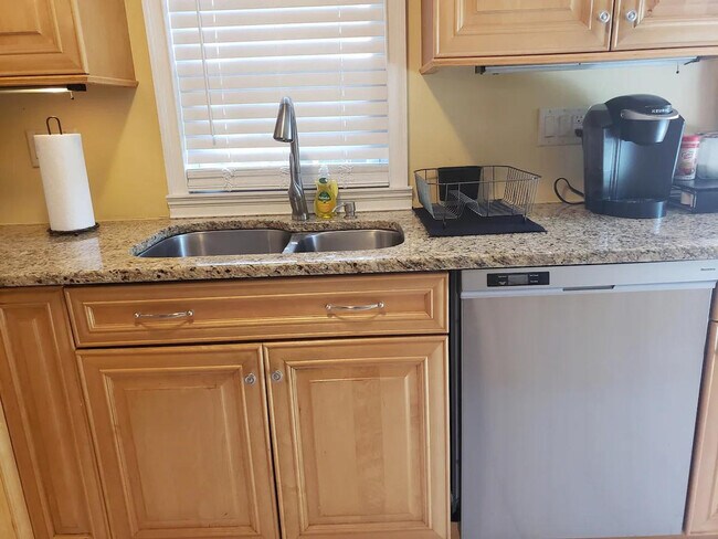 Building Photo - 21 Case Ave