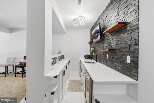 Building Photo - 6526 Wayside Pl