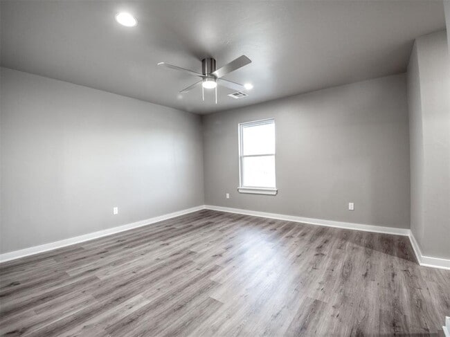 Building Photo - 609 Abadan Dr