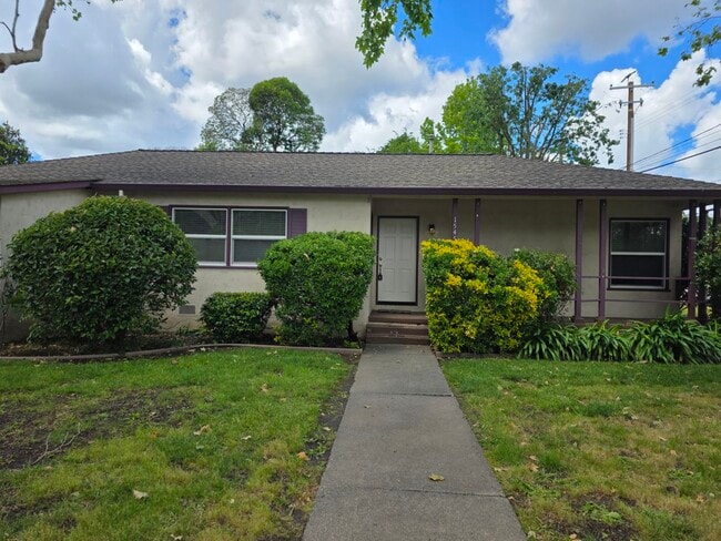 Building Photo - 1545 Brookside Dr