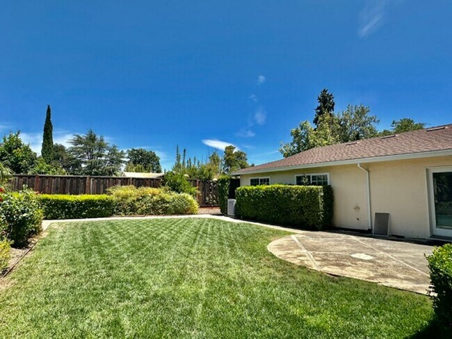 Building Photo - Lovely Saratoga Single-Level Home in Great Neighborhood!