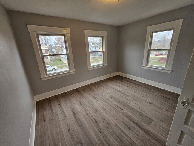 Building Photo - 1852 E 32nd St