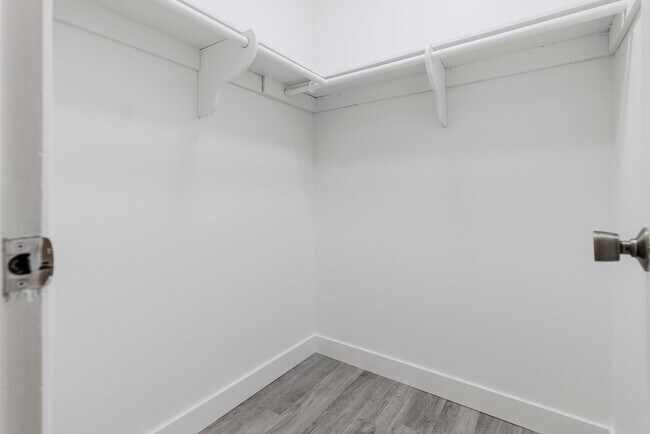 Building Photo - Chatsworth Rent This Now