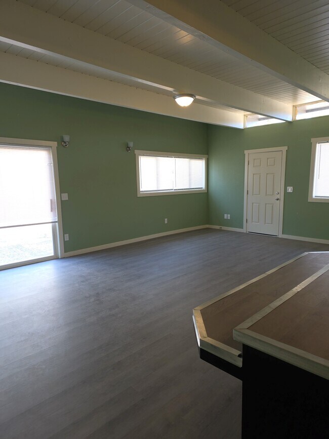 Building Photo - 87675 US-101