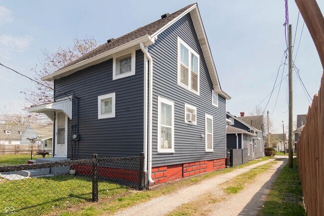 Building Photo - 856 River Ave