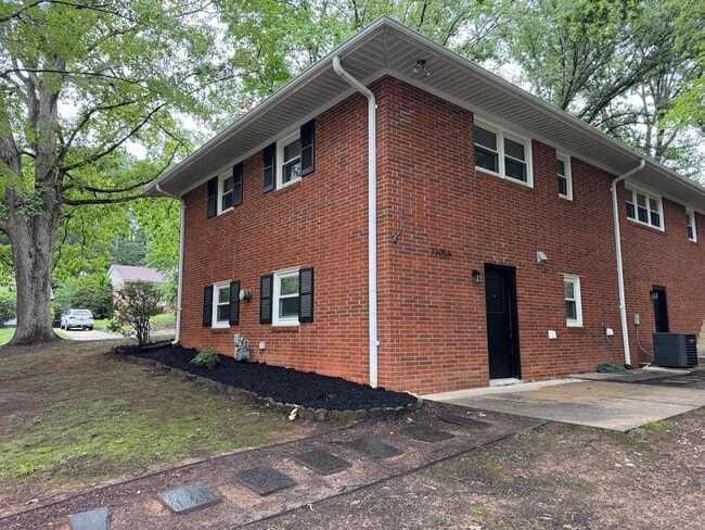 Building Photo - 2205 Hathaway Dr